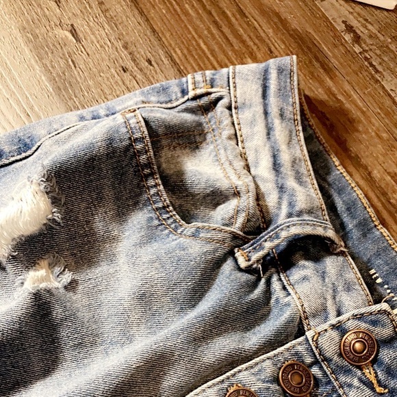 Selling these only been wore a couple times high rise mom jeans, size 7. - Picture 5 of 5